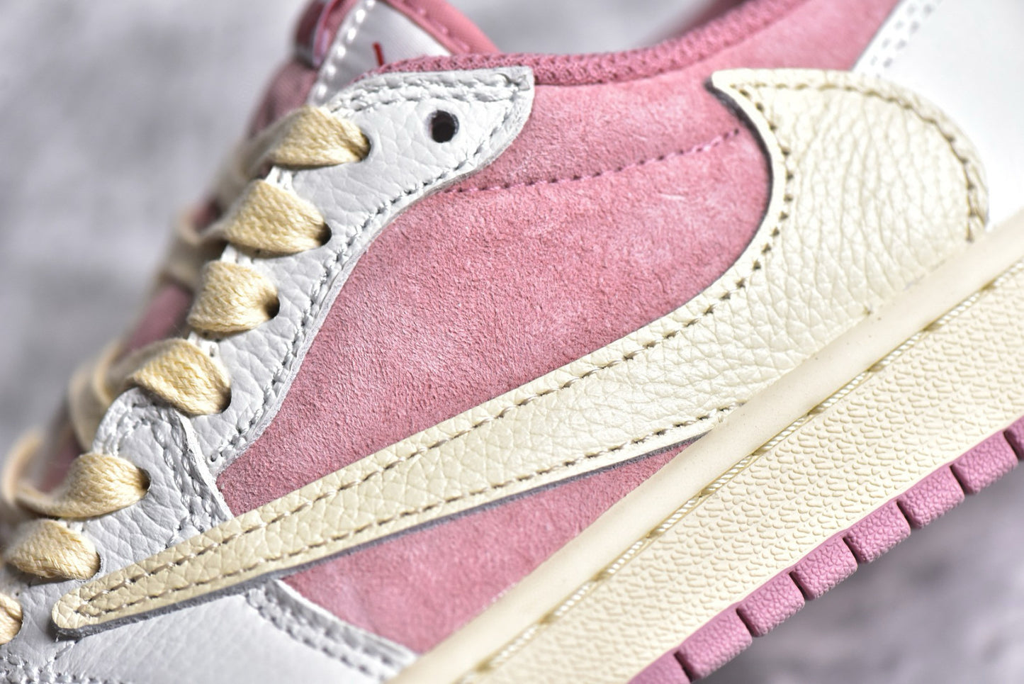 AJ1 Low Travis Scott Shy pink