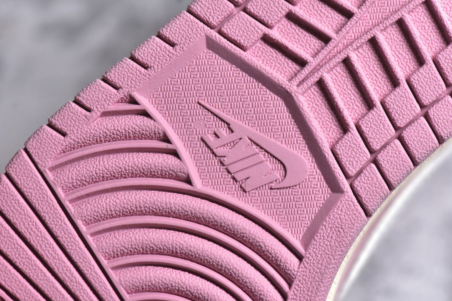 AJ1 Low Travis Scott Shy pink