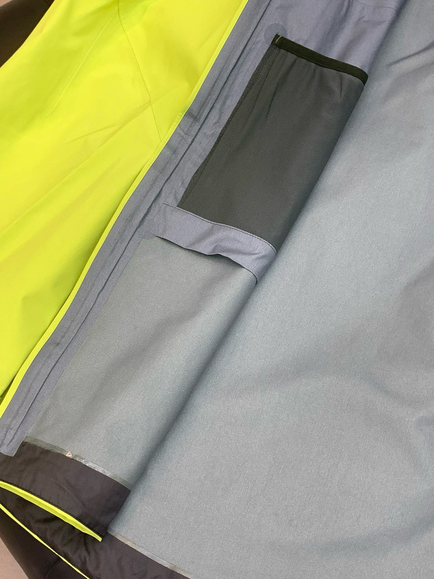 Arc’teryx ALPHA SV6 FLUORESCENT GREEN