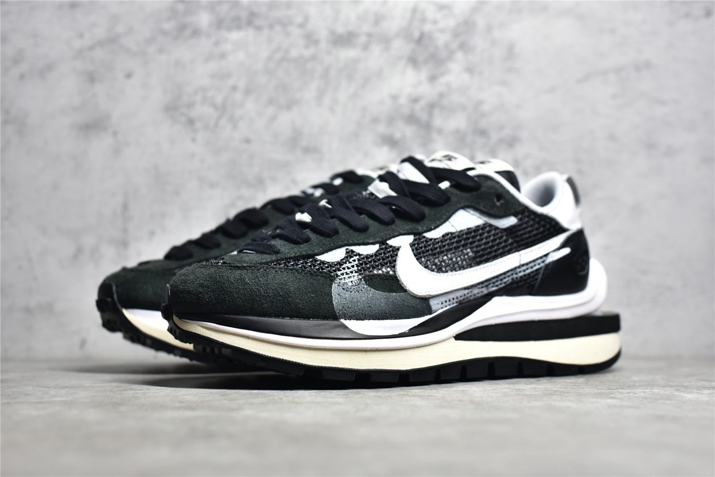 Sacai VaporWaffle "black and white"