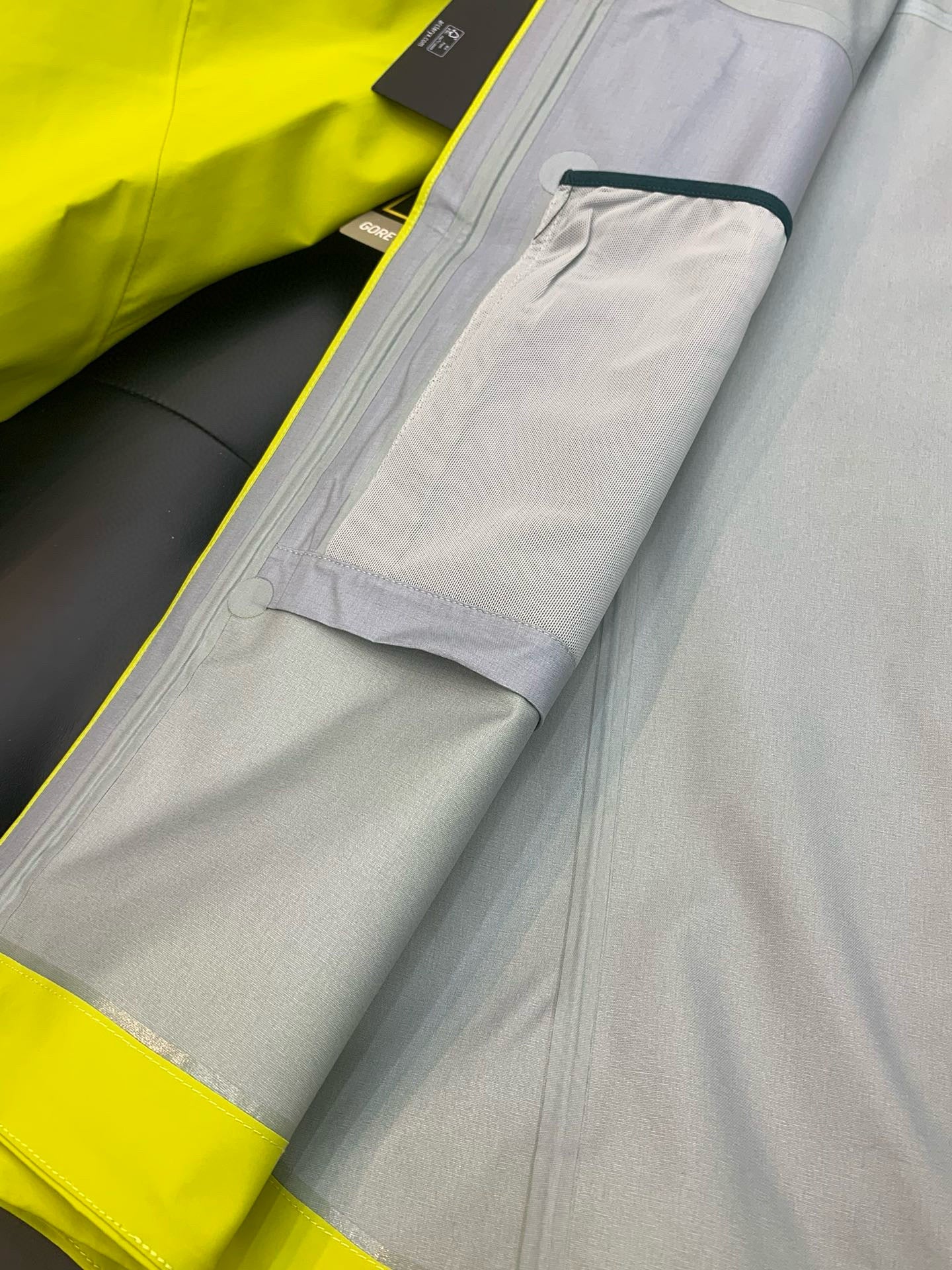 Arc’teryx ALPHA SV7 FLUORESCENT GREEN