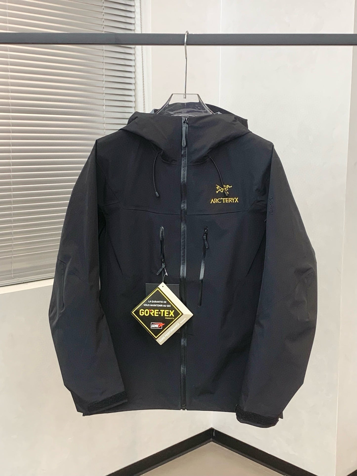 Arc’teryx ALPHA SV6 BLACK GOLD