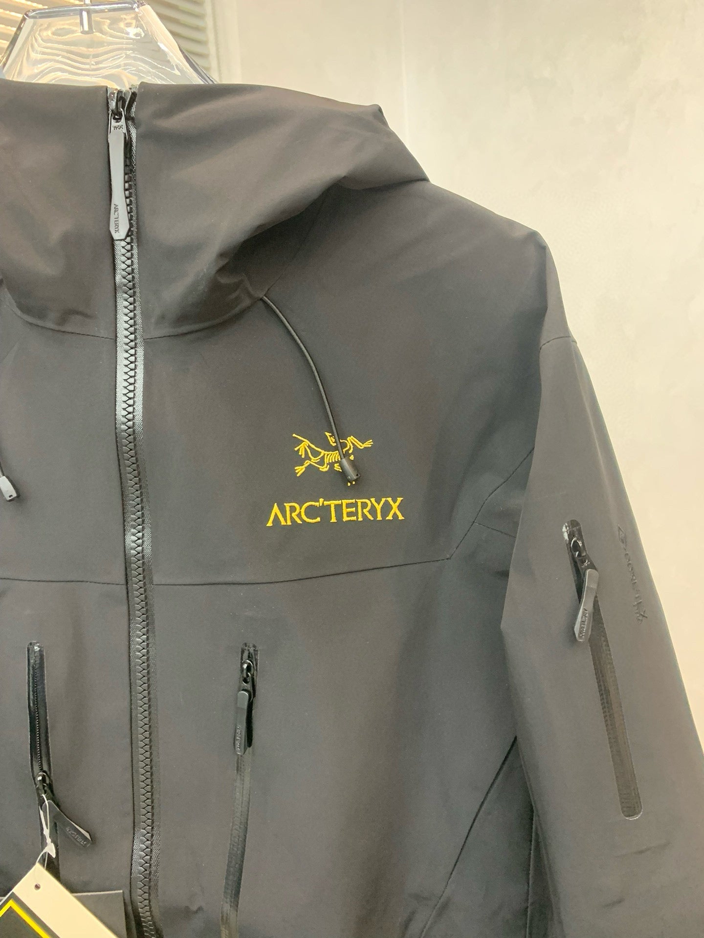 Arc’teryx ALPHA SV6 BLACK GOLD