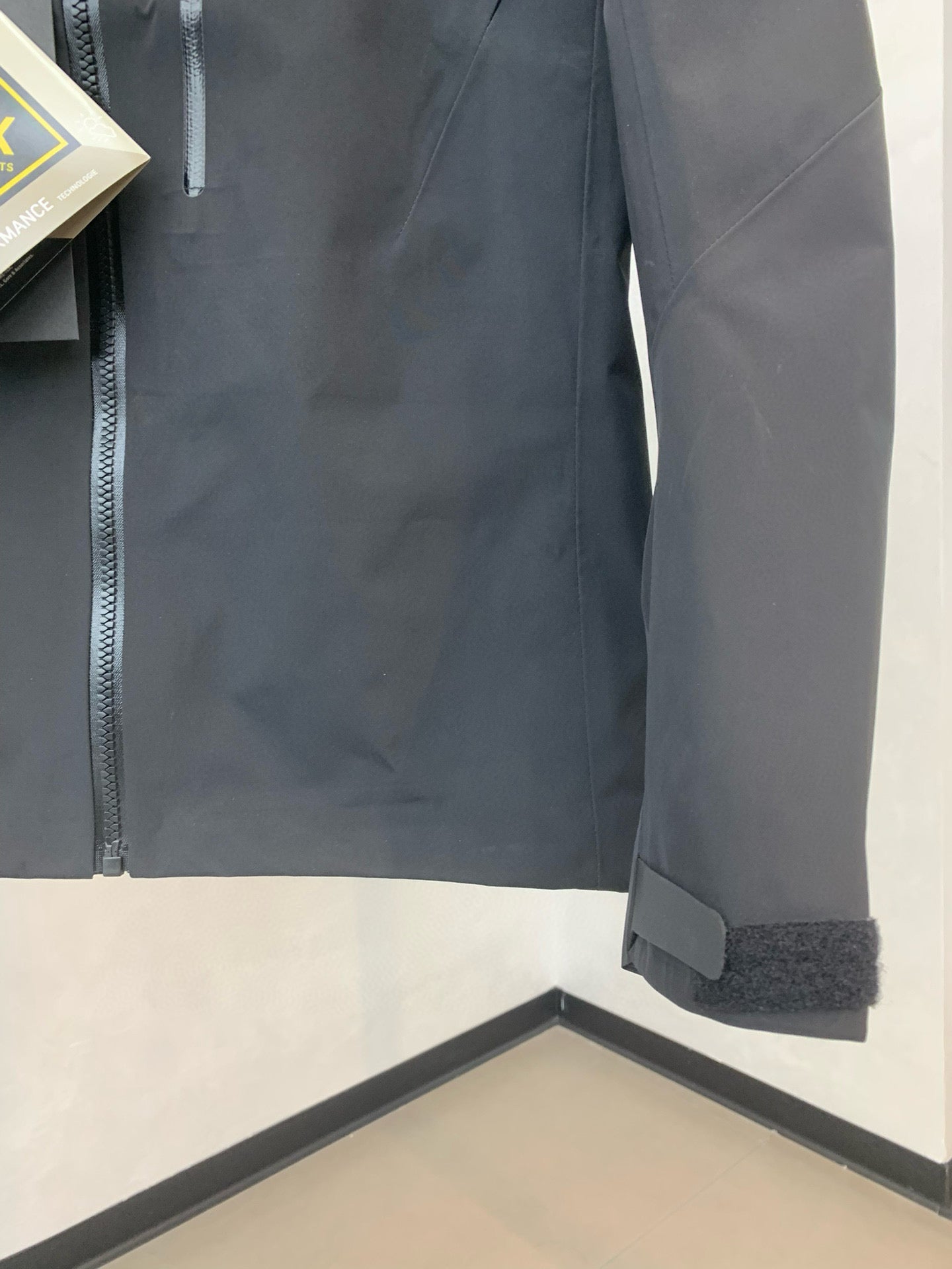 Arc’teryx ALPHA SV6 BLACK GOLD