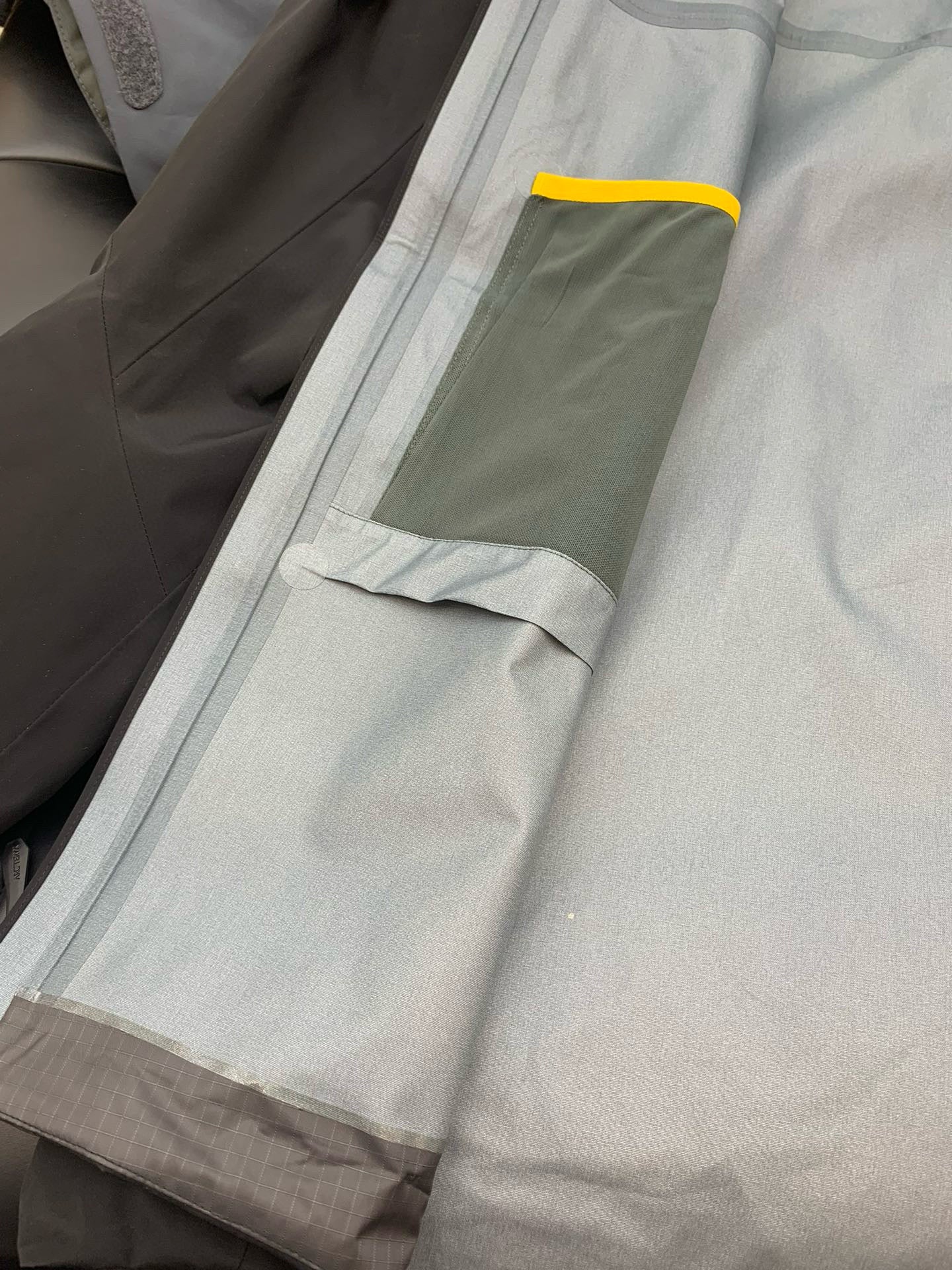 Arc’teryx ALPHA SV6 BLACK GOLD