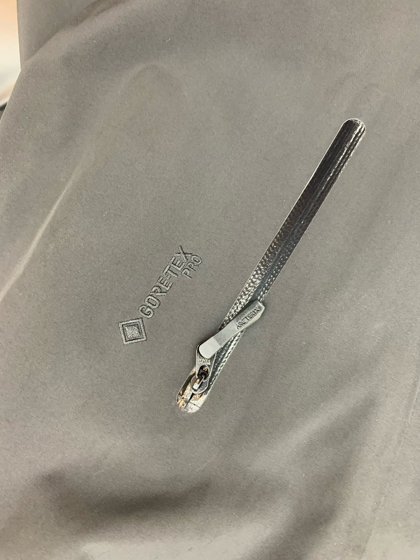Arc’teryx ALPHA SV6 BLACK GOLD